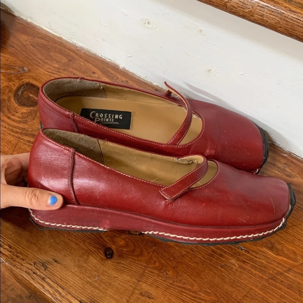 crossing pointe red flats- size 6